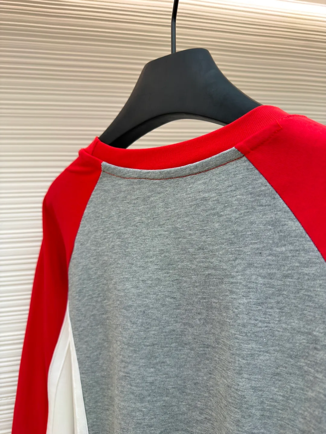 LOUIS VUITTON SKI ski series color matching long sleeves ●Original version: purchased and developed by 10407 ●Item number: 1681669-A55 ●Fabric: cotton fabric ●Technology: embroidery production ●Color: red, white and gray ●Version: fitted version ●Weight: about 410 grams ●Size: S-M-L-XL ●Description: This long-sleeved top is designed with multi-color splicing. The main body is made of high-quality pure cotton fabric. It feels soft, skin-friendly and has good breathability. The shoulders and sleeves use contrasting splicing technology. The red and white splicing lines are smooth and natural, showing superb tailoring technology. The three-dimensional embroidered letter pattern on the left arm adopts multi-layer embroidery technology. The lines are full and three-dimensional, rich in layering, and highlight the brand recognition. The gray area on the chest uses seamless splicing technology to ensure that the overall shape is smooth and crisp. The cuffs and hem adopt fine double-thread seaming technology to enhance durability and prevent seams from opening. The hemming at the neckline is delicate and comfortable to wear without rubbing against the skin. The overall workmanship is fine, and every stitch is even and neat, reflecting the high-quality production process. The overall wiring is straight and delicate, the fabric is comfortable and soft, and the color is consistent without color difference. It can be matched with the same style to create a fashionable look and control various occasions. Customized accessories, complete with three standards, same style for men and women!